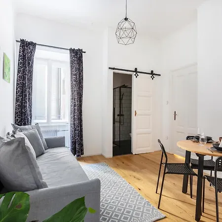 Freshly Refurbished, Stylish In The Center Of Apartment