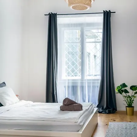 Apartment Freshly Refurbished, Stylish In The Center Of